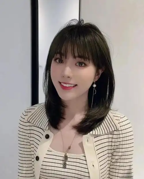 齐肩的中长发型