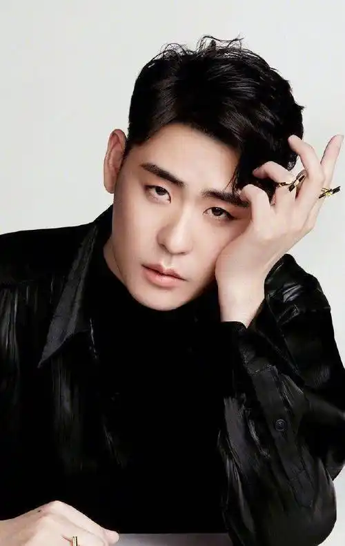 手指上搭配金色的戒指十分潮流,托腮的张云雷给人一种痞帅痞帅的感觉