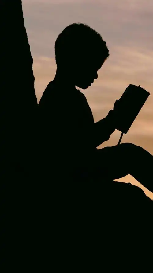 正在学习的少年