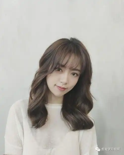 2020年人气烫发发型很多人在烫