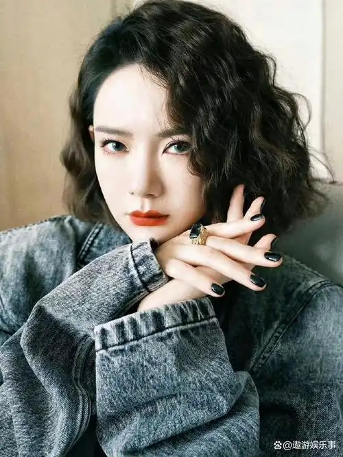 既帅气又迷人的戚薇