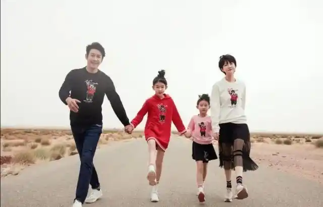 马伊琍文章也有两个女儿,母女三人在机场时拍了一张照片.