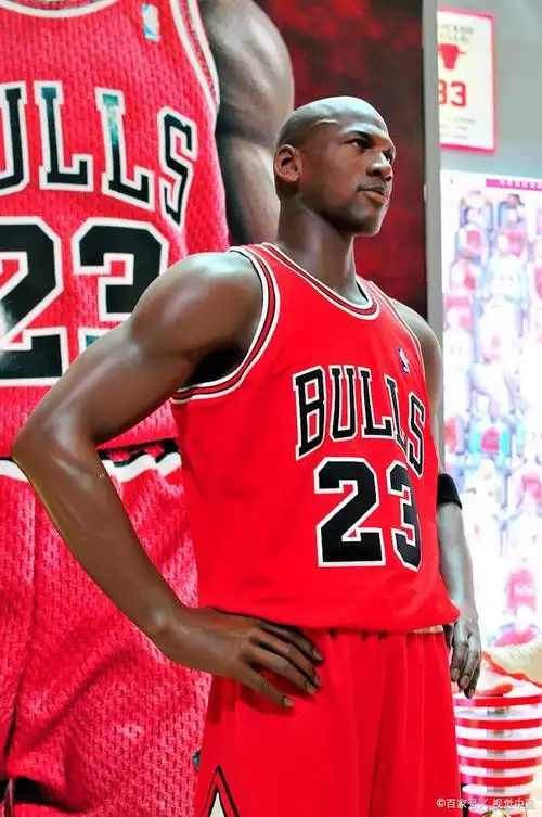 乔丹#篮球界的巨星众多,但有一位人物无疑会被众多球迷,媒体和滓档