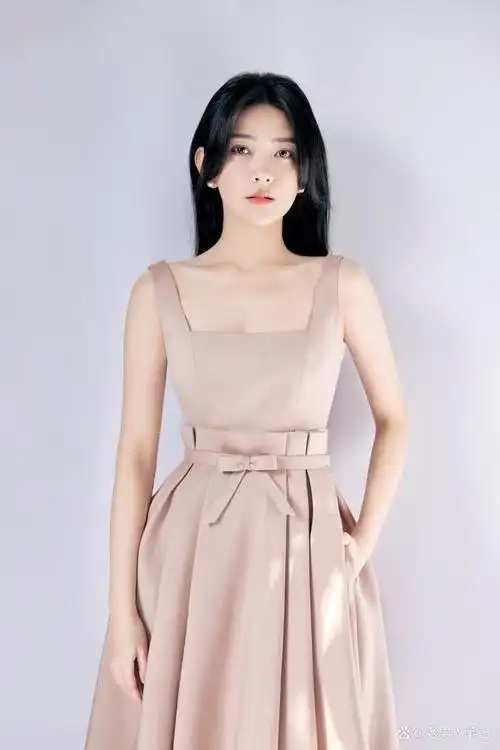 梁洁午后春光随拍,身穿粉色吊带裙,在光影交织间翩翩起舞