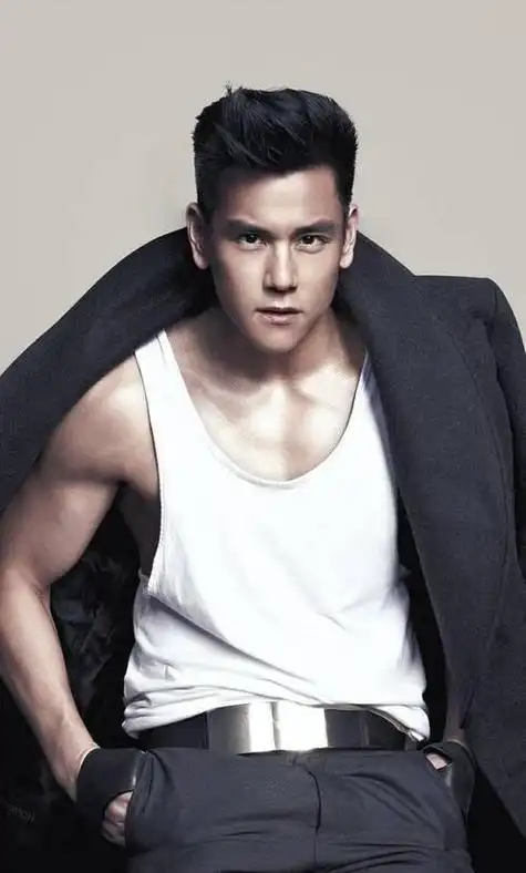 彭于晏法国遛狗!42岁的他身材很好,很高很帅,清爽阳光不油腻!