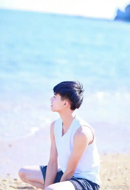 宋威龙15岁海边照好帅##宋威龙网名叫爱的旋律swl