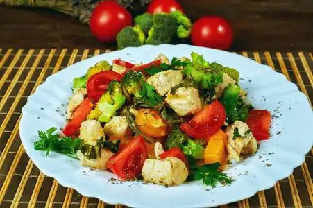 热沙拉配南瓜,鸡肉和蔬菜照片