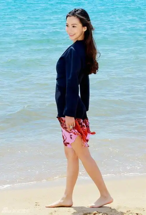 baby杨颖海边放飞自我 ,赤脚玩沙,这脚丫给个赞