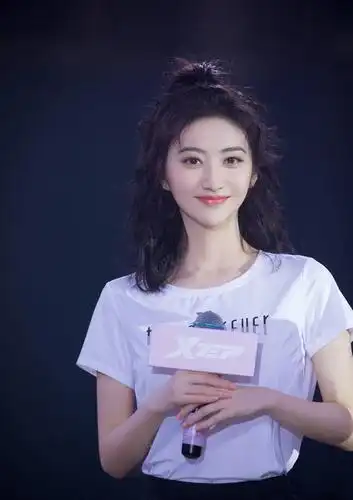 景甜戛纳之行后又换新发型,烫小卷发扎半丸子头,美回18岁!