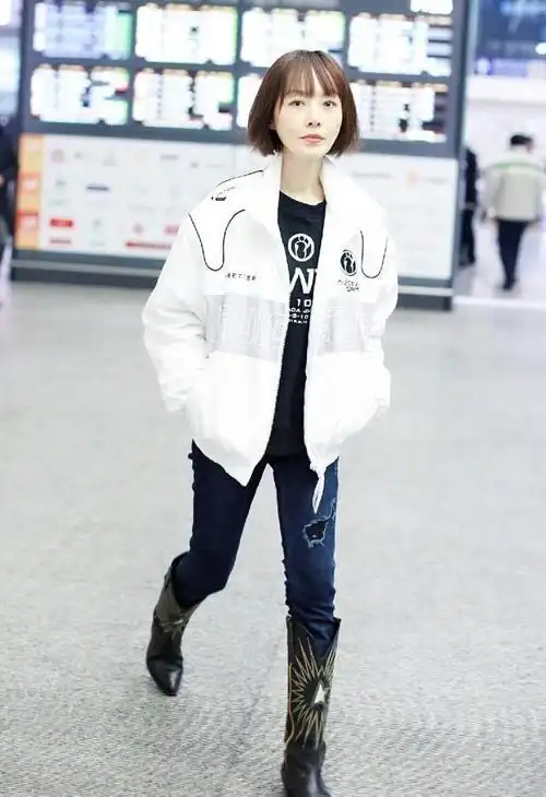 鲁豫私下里也有主持人的范儿穿黑白造型低调又帅气发型挺显嫩