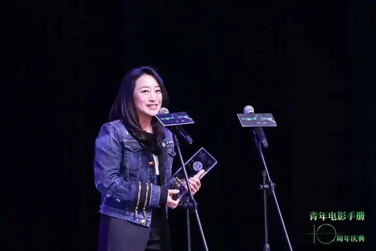 打开凤凰新闻,查看更多高清图片艾敬, 艺术家,创作歌手,作家.