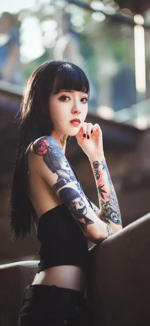 纹身小姐姐手托腮在阳台上看着你手机壁纸