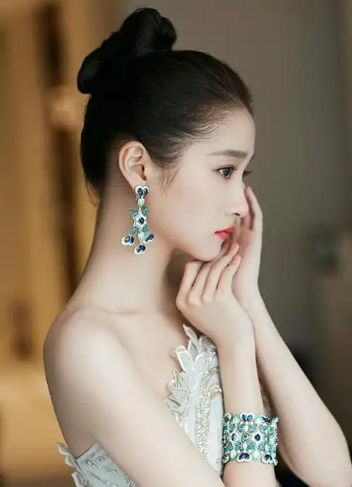 关晓彤高个子时尚少女,红色抹胸长裙搭配红唇妆,挑战复古穿搭