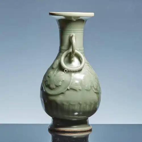 宋代龙泉窑环耳刻花瓶