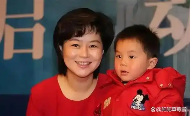 鞠萍:中专毕业被央视破格录取,44岁携子二婚再嫁,现在生活幸福