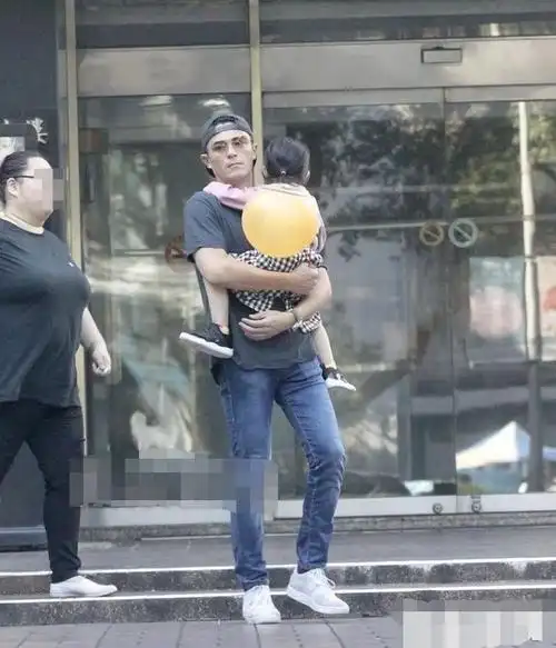 宠女狂魔霍建华抱女儿边走边亲吻小海豚长相集合父母优点