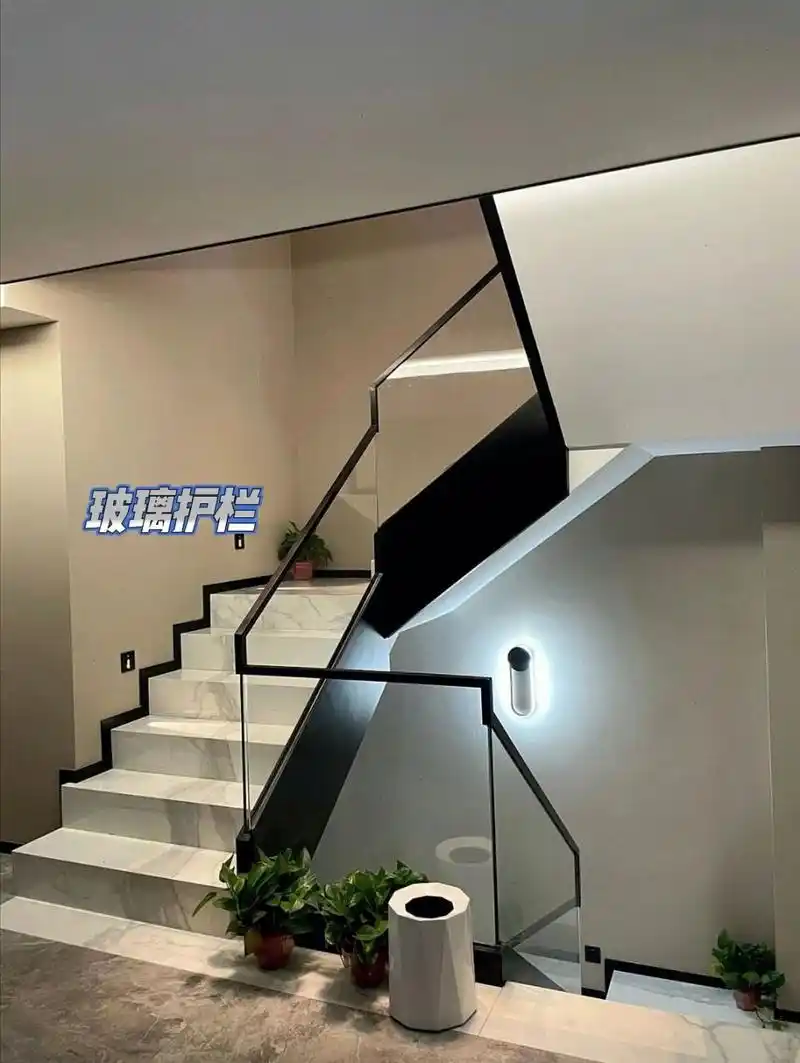 预埋槽玻璃楼梯扶手|||采用12厘钢化玻璃778公分镀锌槽7740×40