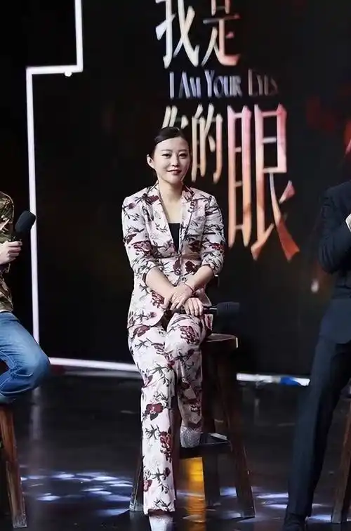 女人上了年纪胖点更有气质,看郝蕾就明白了,穿花西装也不俗气_衣服