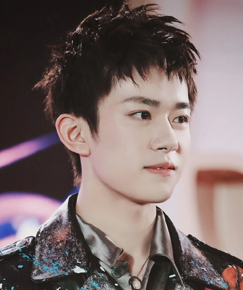 原创易烊千玺"寸头照"被疯传,戴上墨镜的那刻,陈念的小北又回来了