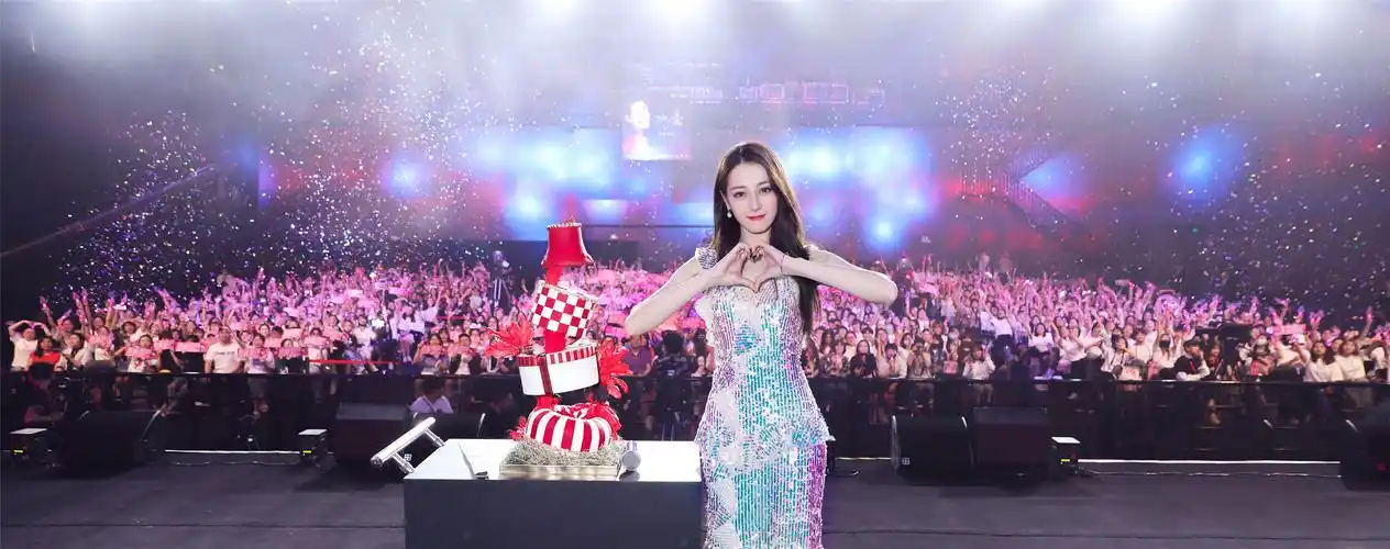 迪丽热巴粉丝见面会冷热cp同台跨次元共舞魅力开撩