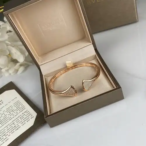 bvlgari宝格丽白贝母扇形手镯_宝格丽怎么样_手镯_贝母_bv_深圳自由行