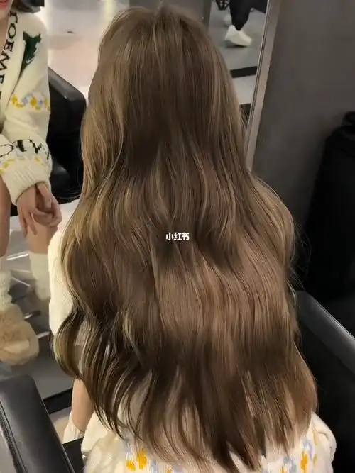 发色推荐极力推荐的一款显白发色极致显白奶茶灰棕色发色雾灰棕色是