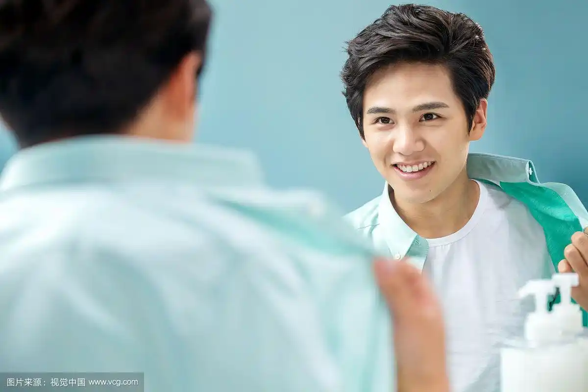 自信的年轻男人照镜子