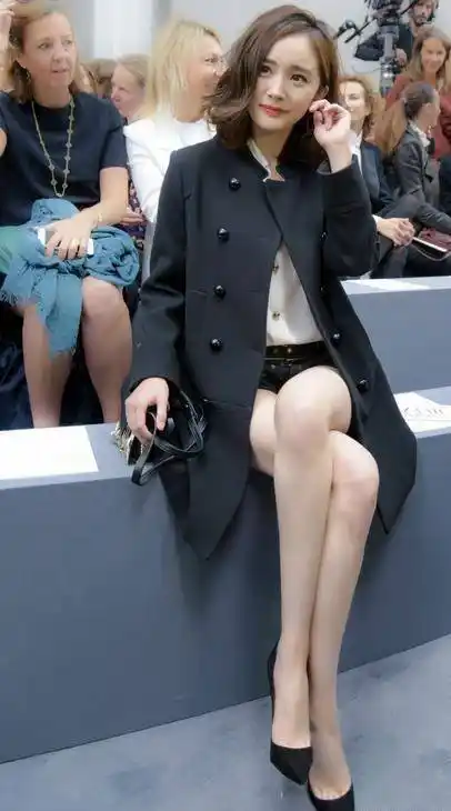 杨幂的坐姿有多迷人,只有看到,才能想到_交叉_白色_气质