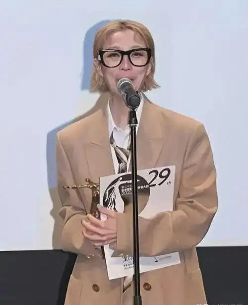 郑秀文瘦成皮包骨,中年无子婚姻不幸,惹人同情眼泪崩溃|唱片|刘德华