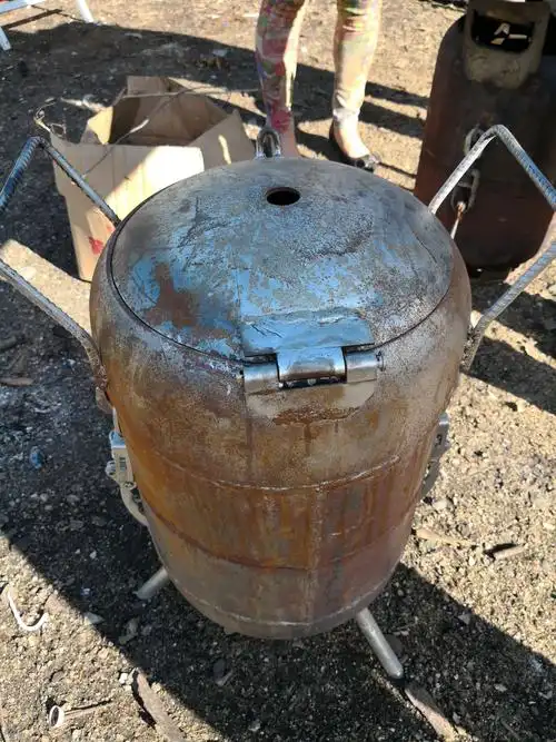 用液化气罐改造的烧烤炉,湾沟人真的能创造,这样的烧烤,烤出来别有