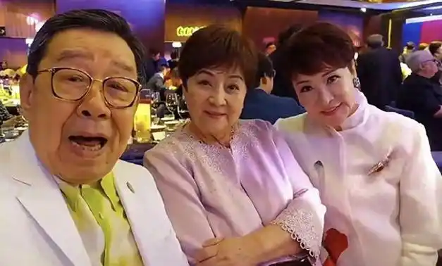 谢贤两任前妻罕见同场72岁狄波拉满面春风主动与甄珍贴身合照