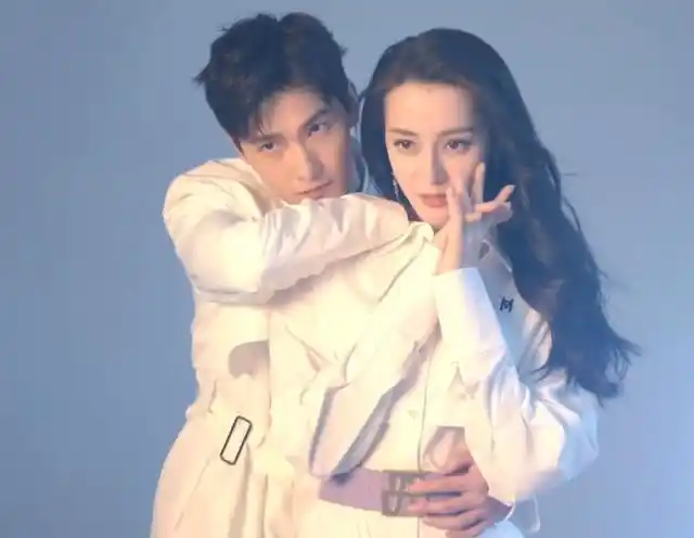 迪丽热巴,杨洋晒出的照片背景相同,遭传假戏真做,引发热议