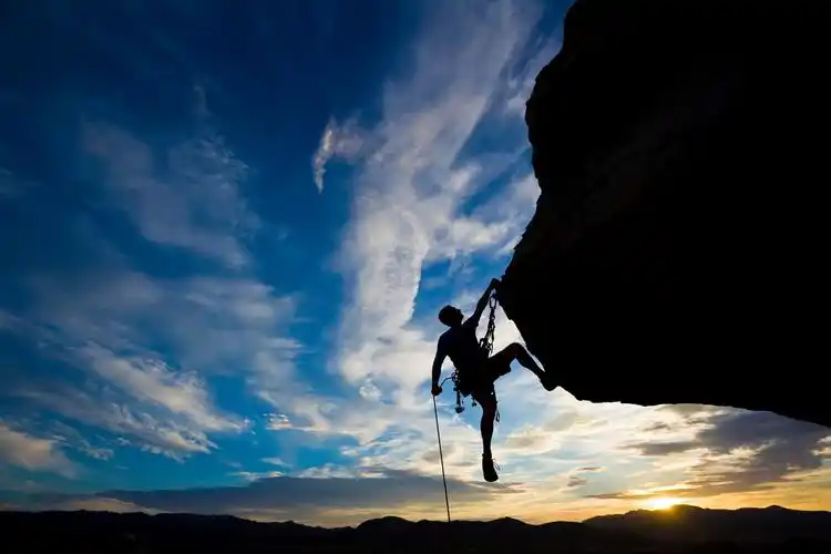 黄昏人物剪影攀登登山攀岩爬山登顶攀登者挑战户外运动奋斗精神努力