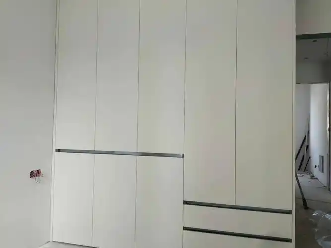 主卧的五门衣柜