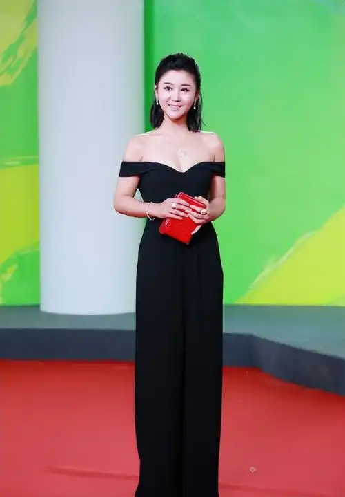 李小萌生完二胎大变样生图胖了一圈脸嘟嘟的穿黑裙却显大妈范