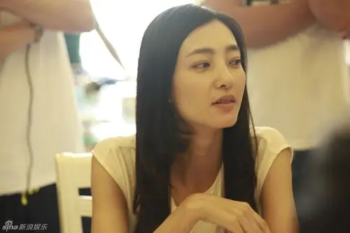 主要讲述相继出现的"前任"让一对儿情侣情感面对重重考验考验.