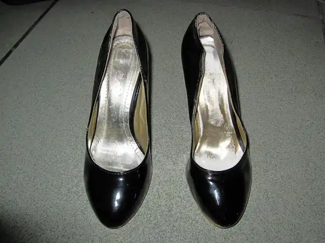 美女刚脱下的黑色金属跟漆皮高跟鞋-网络转发