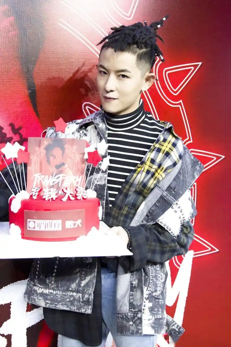 敖犬首张个人专辑《transform·变》首唱会美图大放送,新歌首high唱