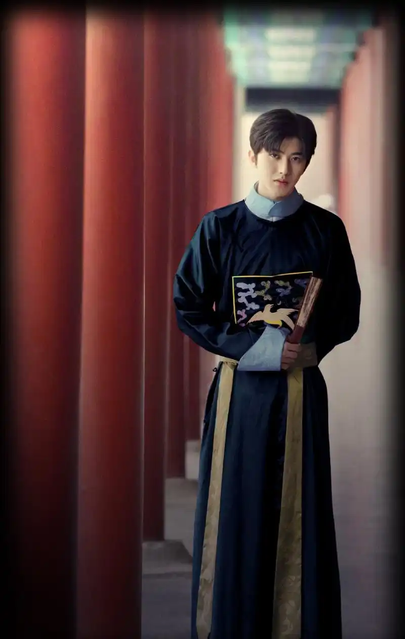 冯绍峰等人皆有互动,而且表现得很活跃,据悉不仅仅是蔡徐坤穿古装长袍