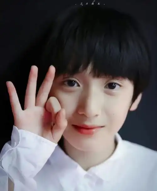 严浩翔小学跳广播体操#十九岁的第一天是考古,小时候的严浩翔好萌,小