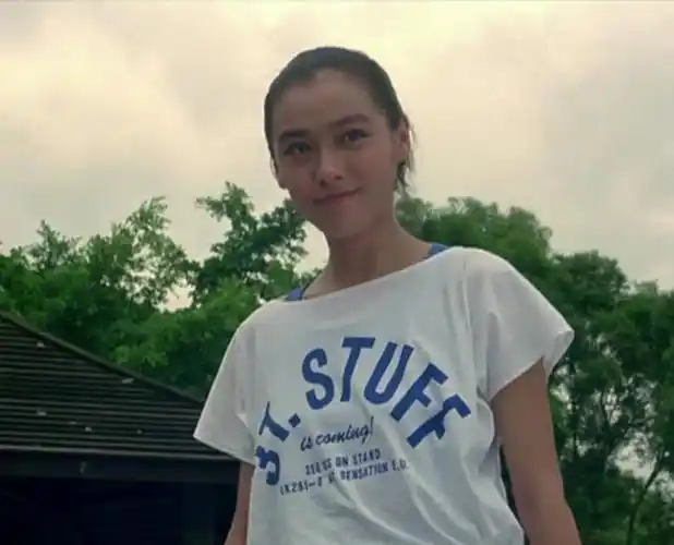 在众多人群中,她就像一股清新的风,受到了很多纯情少男的喜欢.