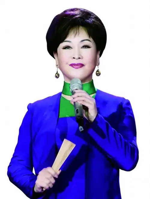 李谷一干女儿,民歌皇后张也54岁未婚未育,与吕继宏关系令人羡慕-度小