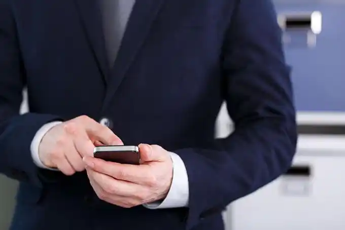 点击智能手机的商务人士高清摄影图片