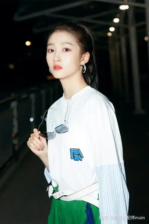 关晓彤私服衣品大有长进!身穿拼接连衣裙高调秀腿,腿长就是任性