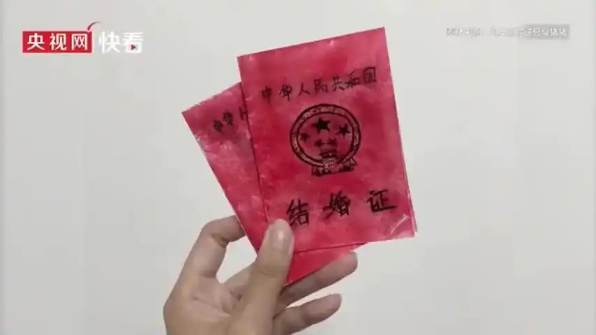 吉林情侣共同抗疫错过婚期男生手绘结婚证送女友