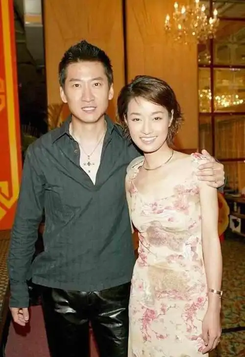 马伊琍周杰合照曝光!那时的马伊琍刘涛服装好土,黄晓明时髦