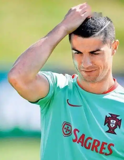 足坛不老鲜肉男神c罗五款经典发型盘点连寸头都驾驭得相当完美