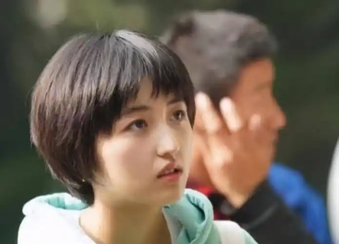 原创张子枫上课照曝光同学镜头下长相稚美皮肤好的像剥了壳的鸡蛋