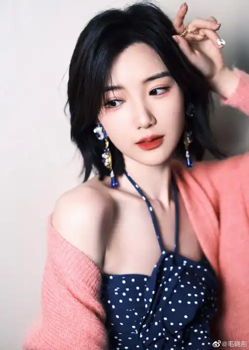 毛晓彤半熟随拍##毛晓彤蓝色斑点裙