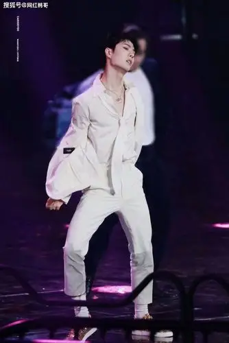 王一博舞蹈《散落的华服》魅力难挡,隔着屏幕撩人,让人疯狂心动